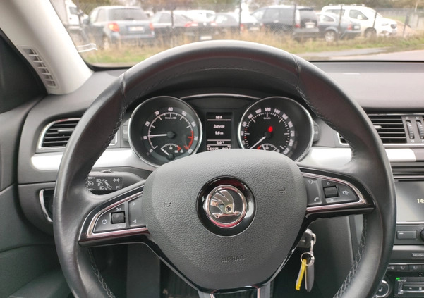 Skoda Superb cena 49900 przebieg: 141000, rok produkcji 2015 z Chęciny małe 211